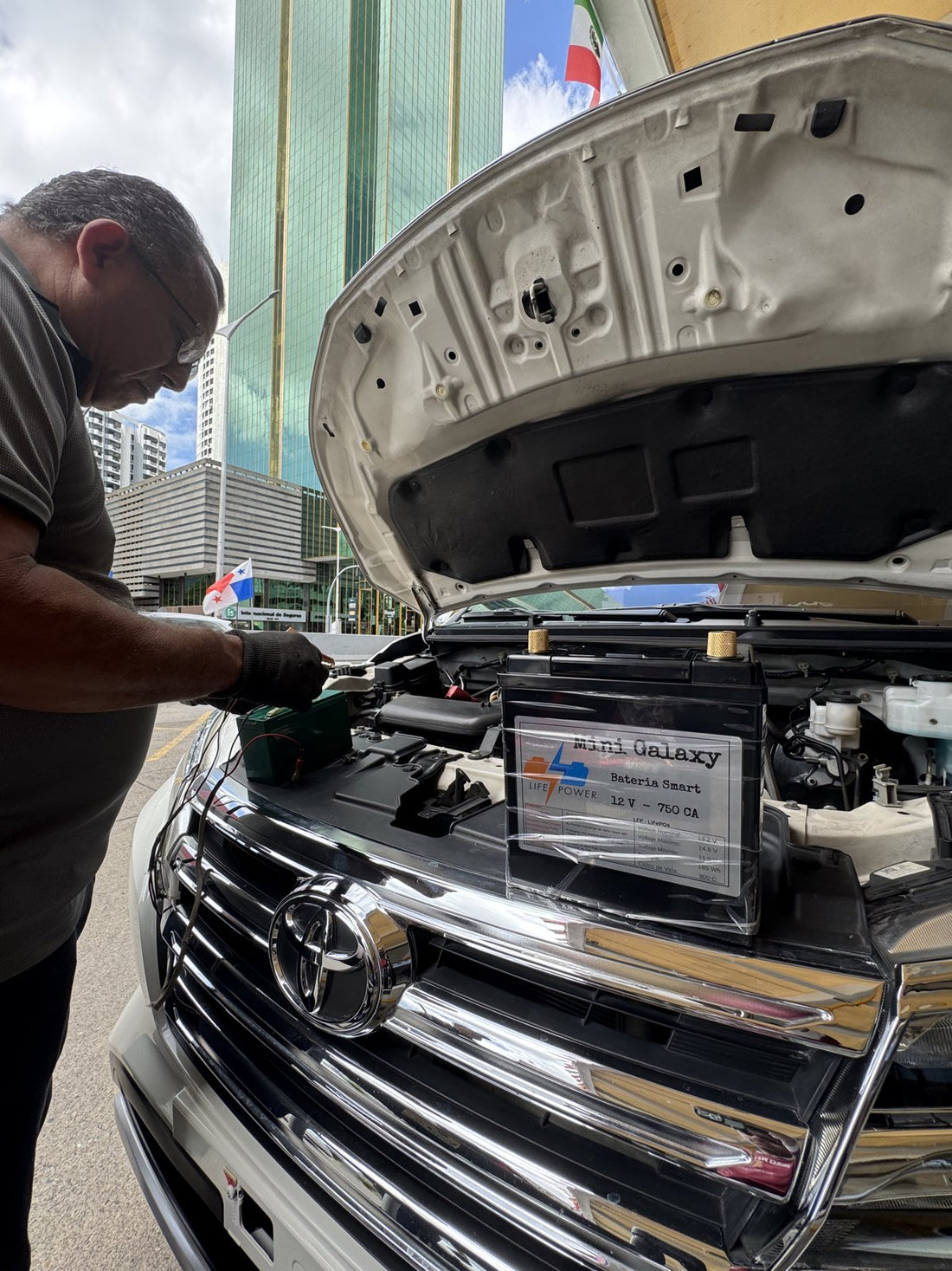 Instalación de batería de litio The Life Power Mini Galaxy en un Toyota en Panamá