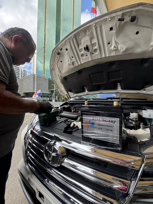 Instalación de batería de litio The Life Power Mini Galaxy en un Toyota en Panamá