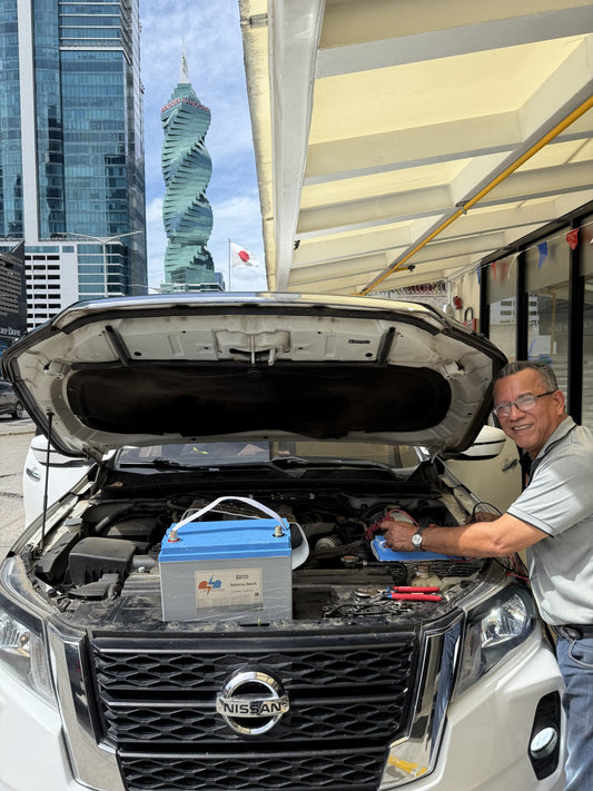 Revisión de batería de carro con el capó abierto en Panamá