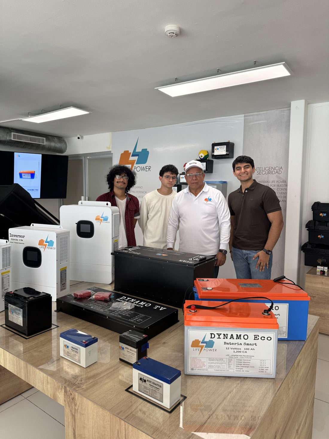 Showroom de Tu Batería Smart con inversores y baterías de litio para solar