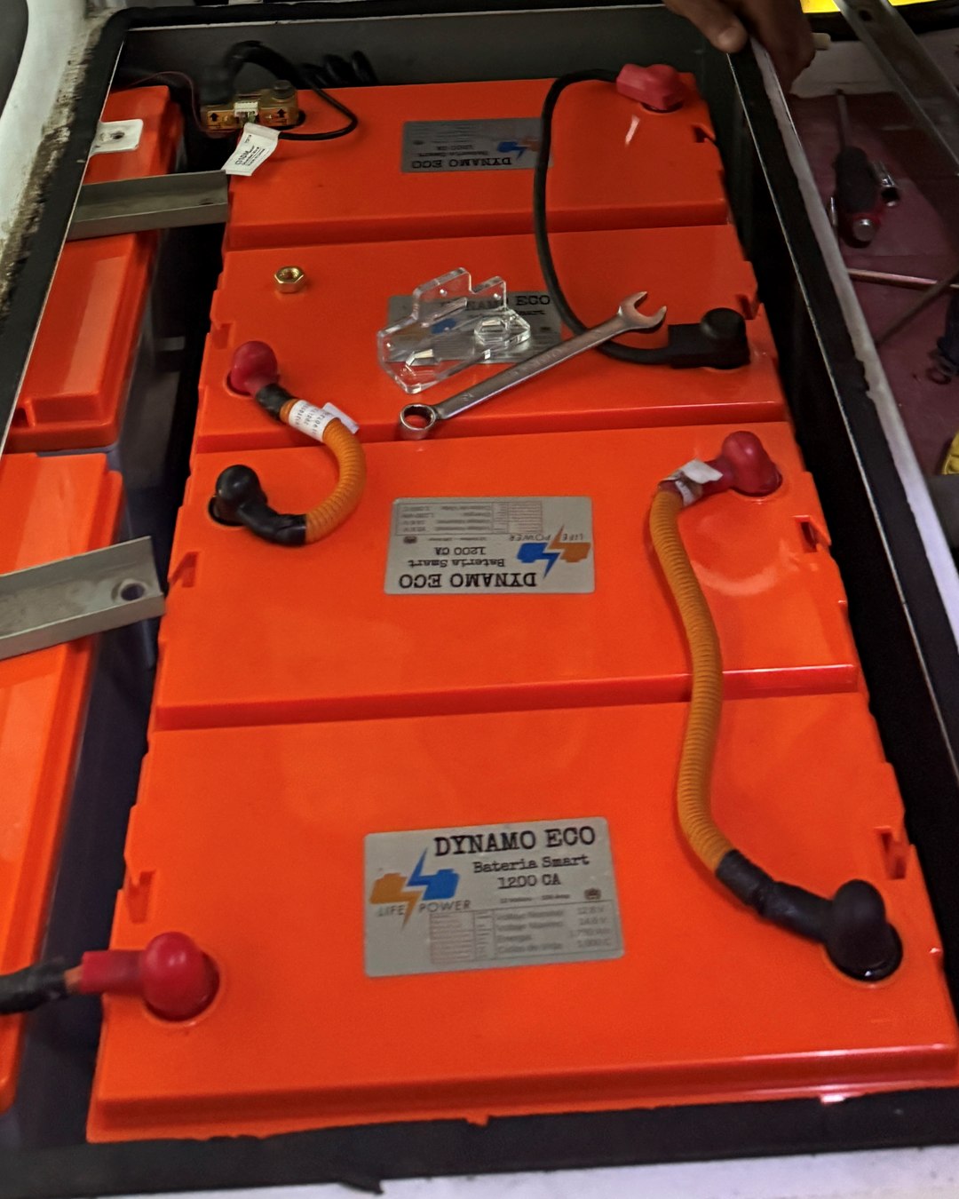 Banco de baterías DYNAMO ECO conectadas en serie durante una instalación