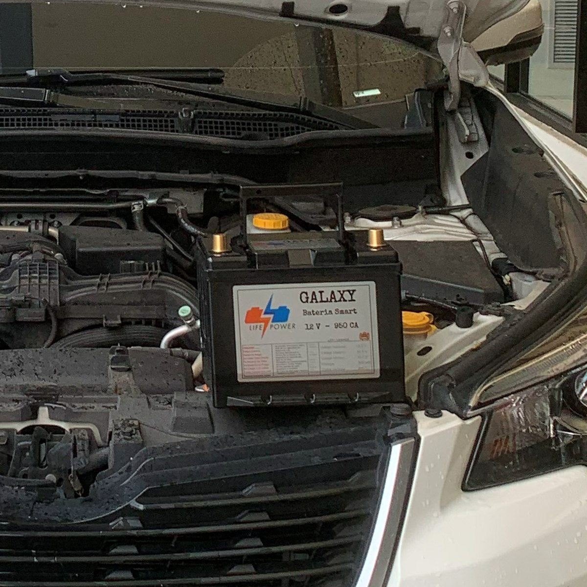 Batería GALAXY 12V 950 CA Life Power (caja 35) frente al motor de una SUV en la tienda Tu Batería Smart