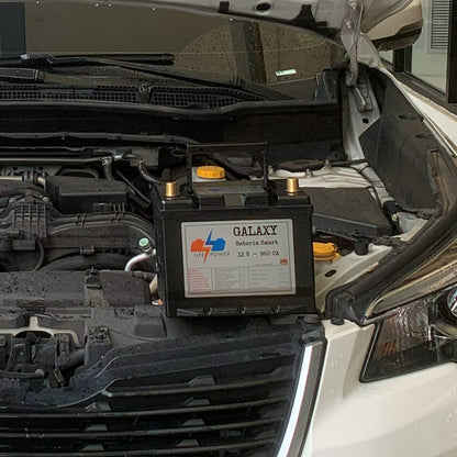 Batería GALAXY 12V 950 CA Life Power (caja 35) frente al motor de una SUV en la tienda Tu Batería Smart