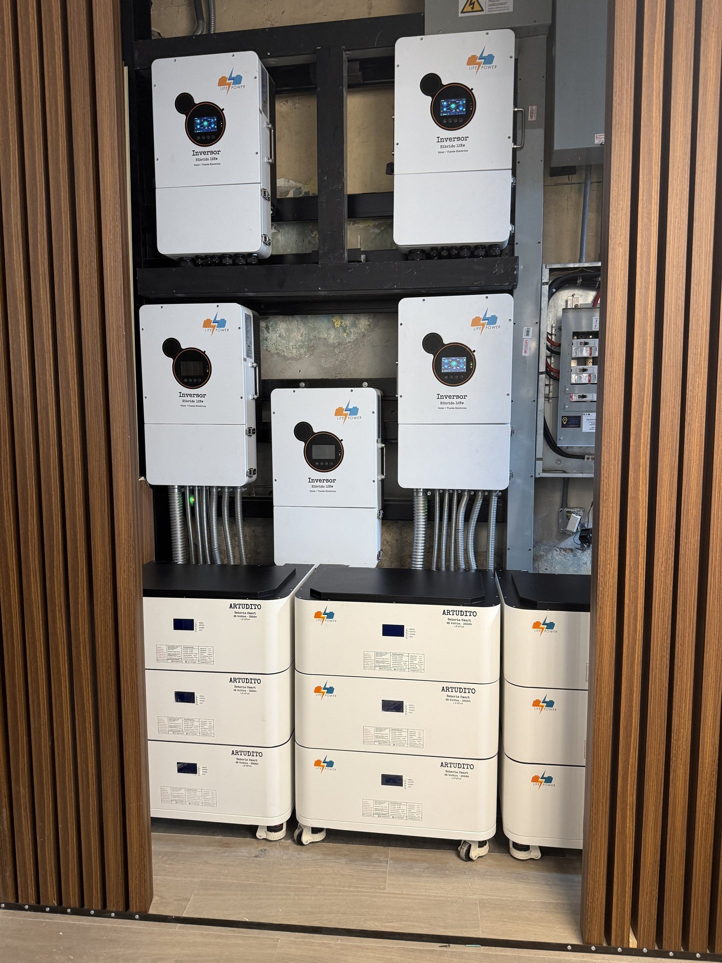 Instalación real: baterías Artudito 48V 300Ah con inversores híbridos 12kW Life Power