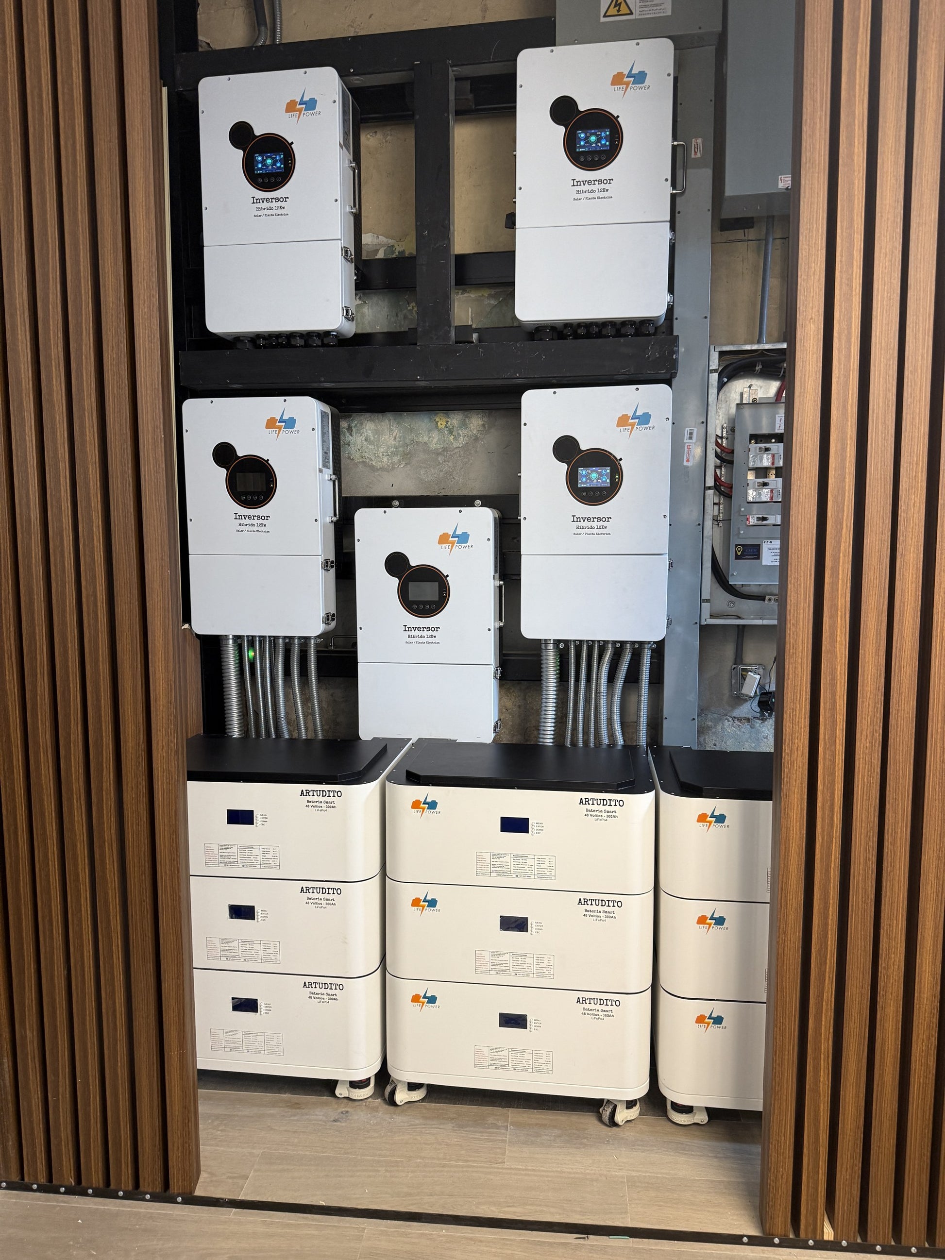 Instalación real: baterías Artudito 48V 300Ah con inversores híbridos 12kW Life Power