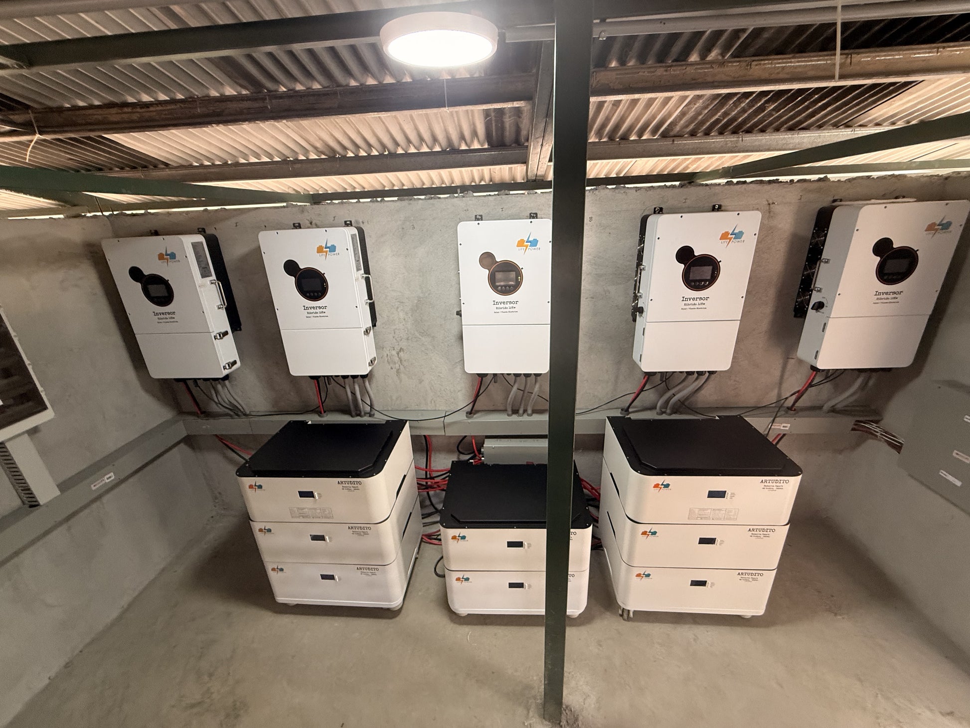 Instalación real: baterías Artudito 48V 300Ah e inversores híbridos Life Power