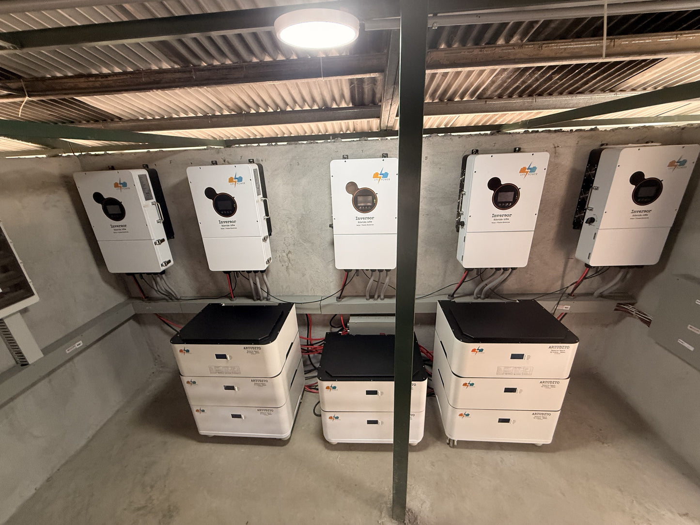 Instalación real: inversores híbridos 12kW Life Power con baterías Artudito
