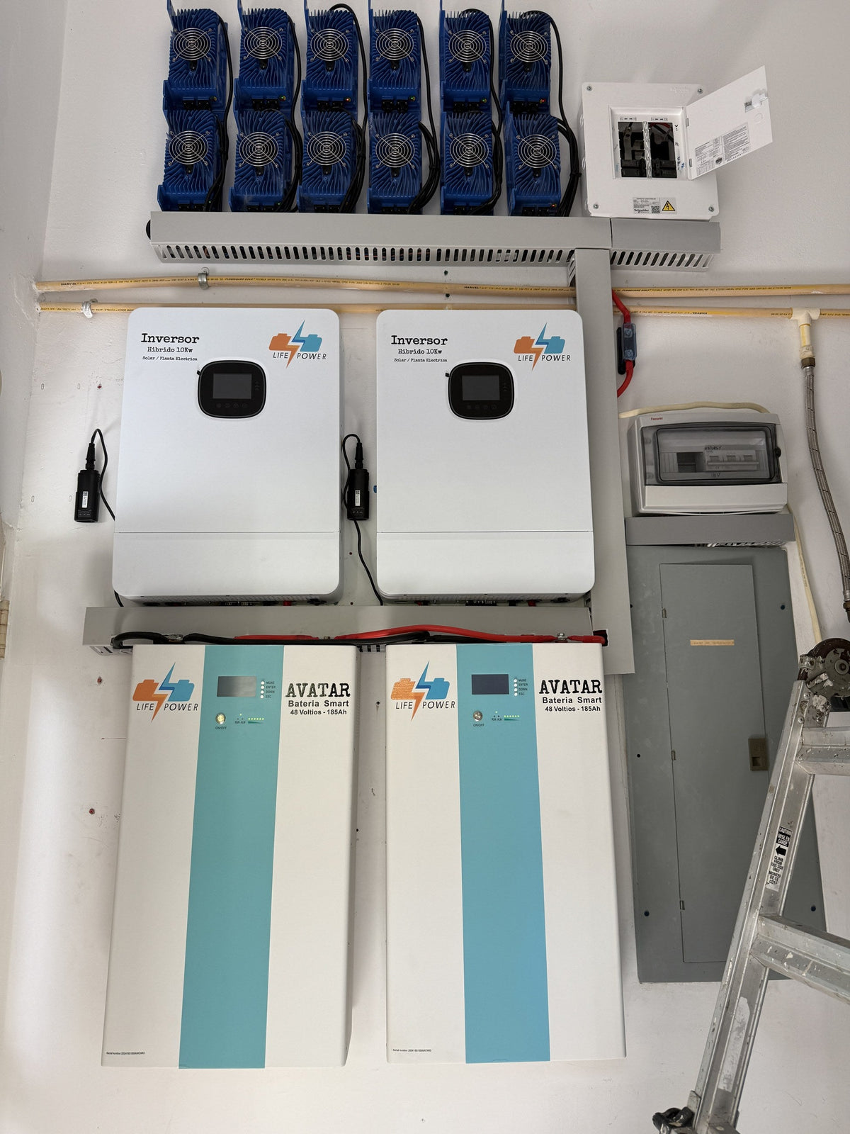 Cargador LifePower 48V en instalación con inversores 10kW y baterías Avatar 185Ah