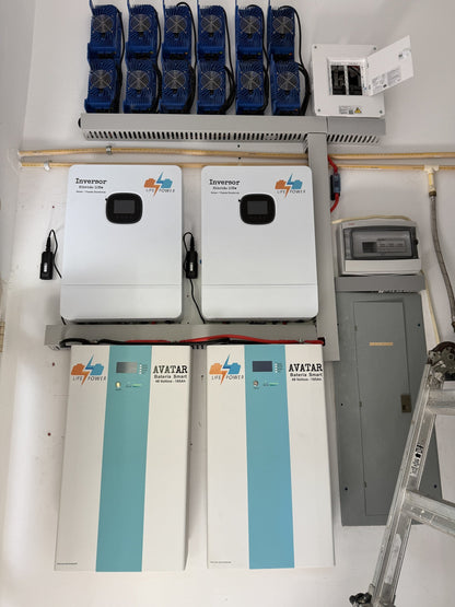 Cargador LifePower 48V en instalación con inversores 10kW y baterías Avatar 185Ah