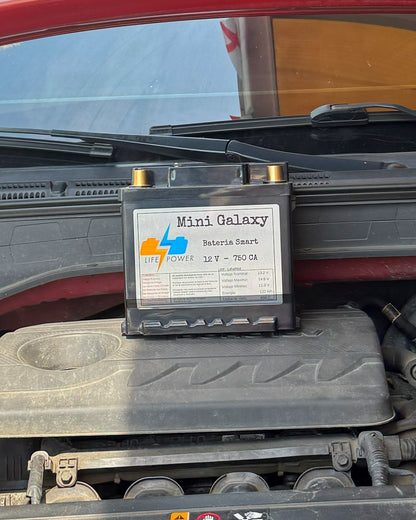 Batería MINI GALAXY 12V 750 CA sobre el motor de un Hyundai