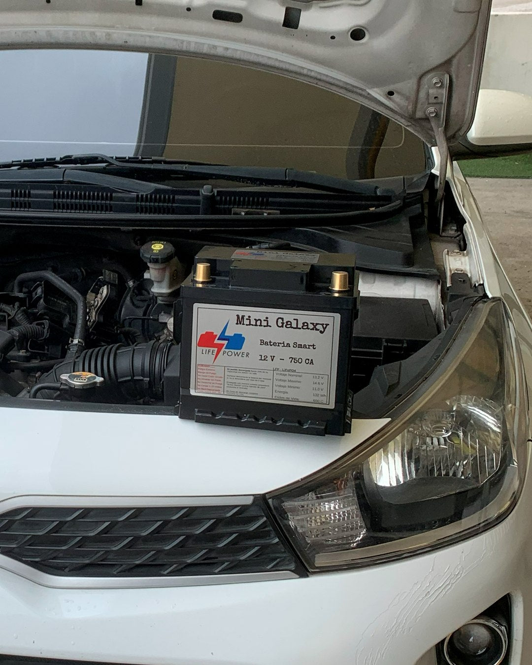 Batería MINI GALAXY 12V 750 CA (caja 26) frente al motor de un Kia compacto