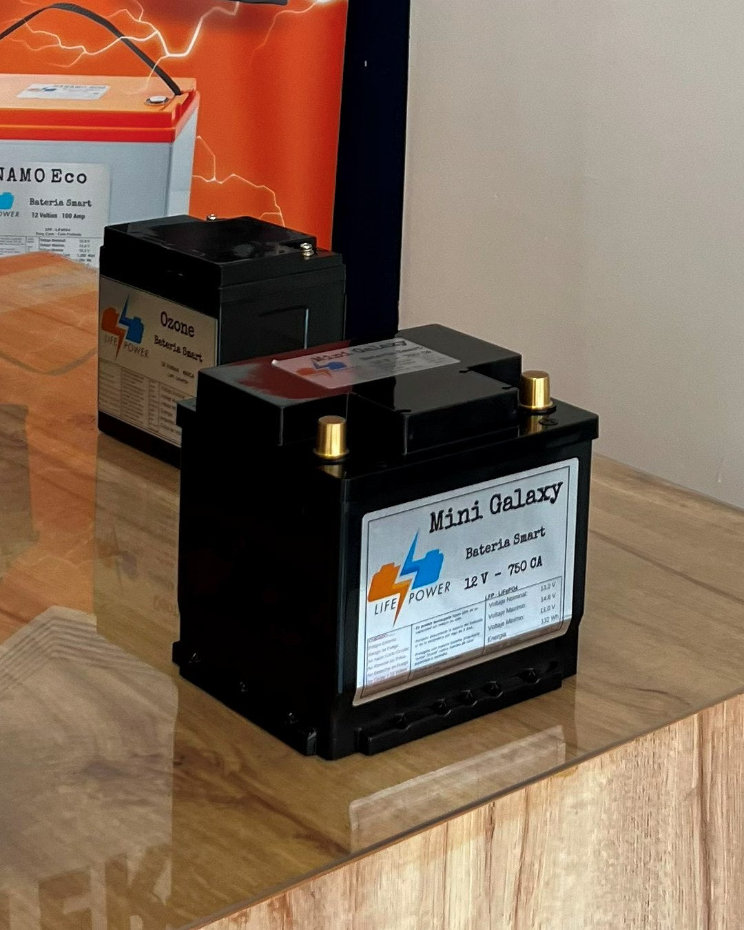 MINI GALAXY 12V 750 CA en el mostrador de la tienda Tu Batería Smart, con sus polos de bronce