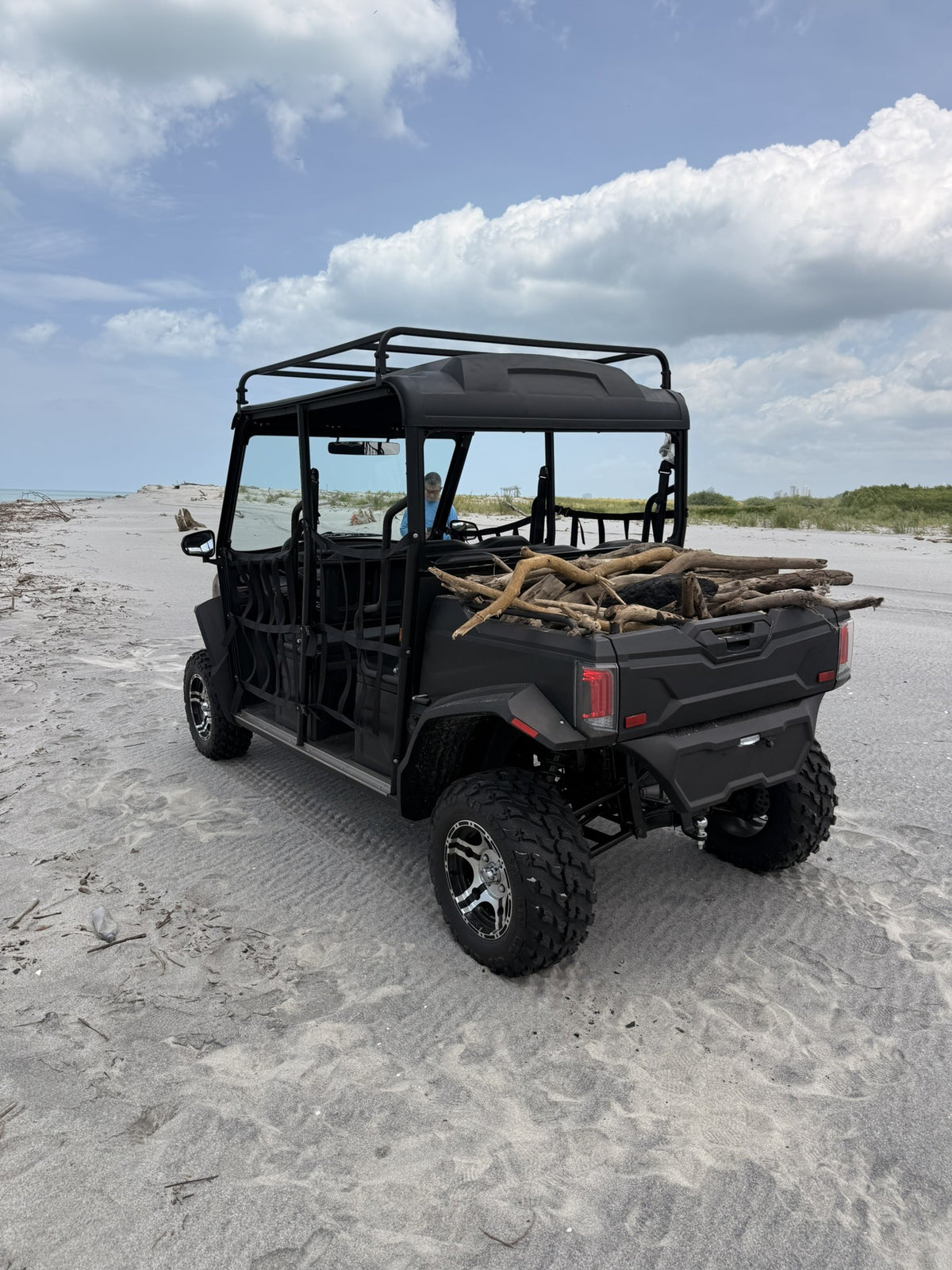 Trek UTV eléctrico - cama de carga con leña