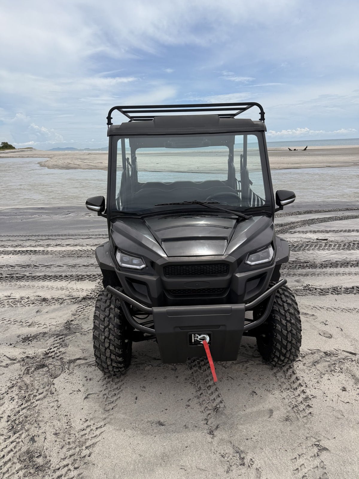 Trek UTV Eléctrico 4x4 de frente en la playa